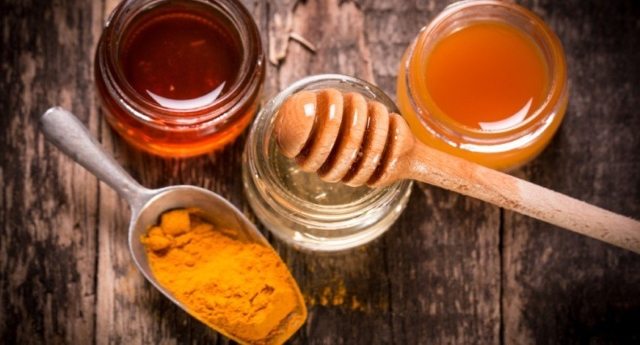 Curcuma e miele: lo straordinario antibiotico naturale contro freddo e mal di gola