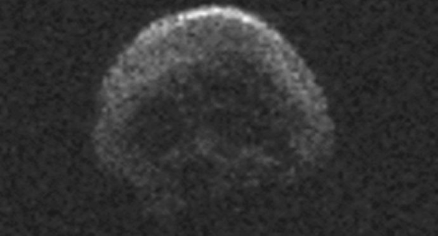 In arrivo la Cometa della morte: l’asteroide a forma di teschio che sfiorerà la Terra appena dopo Halloween